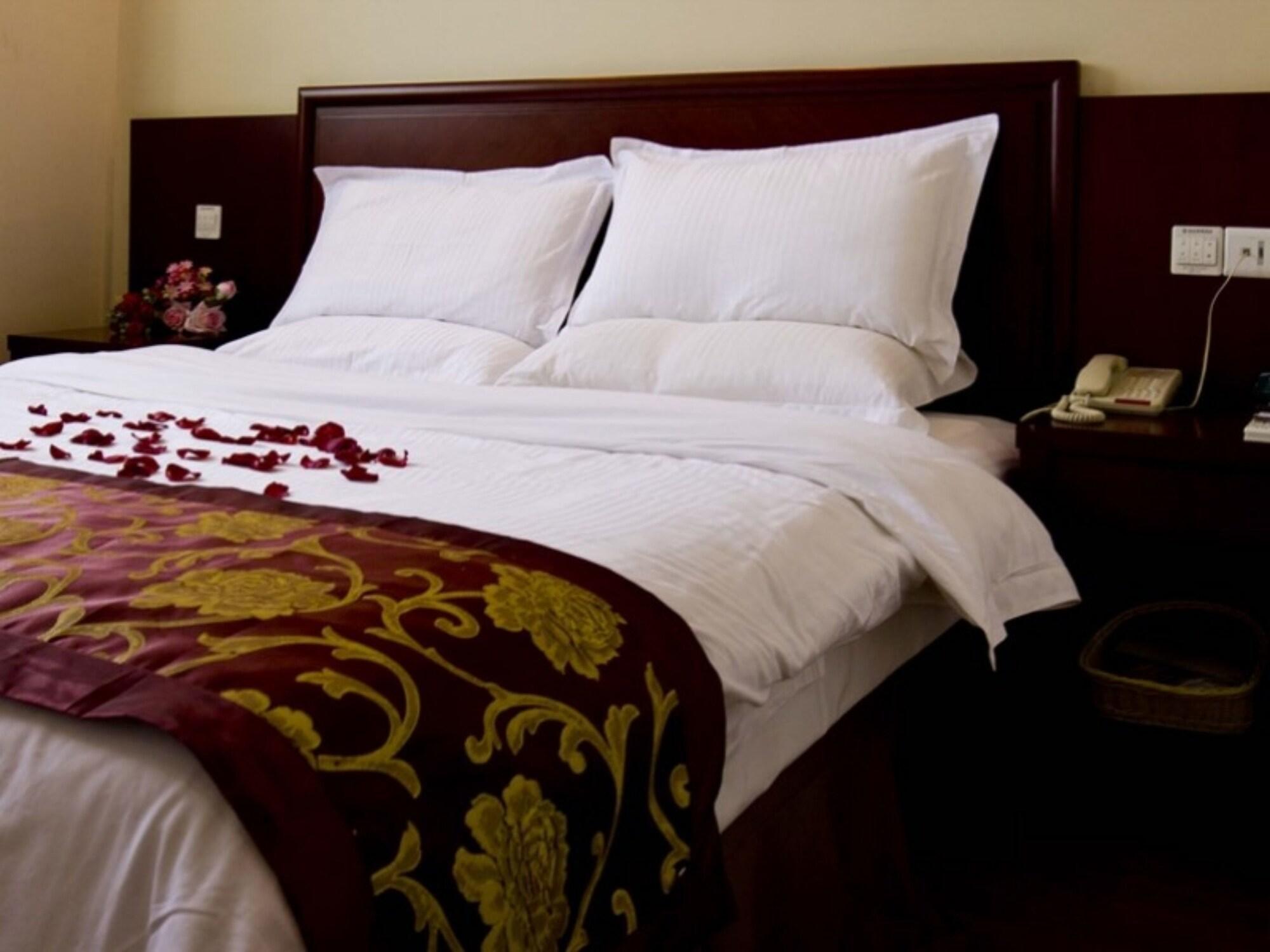 Greentree Hongqiao Hub Convention Center Jinghua Road Shell Hotel 3*