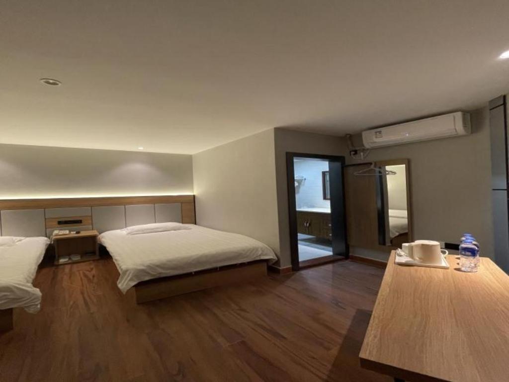 Greentree Hongqiao Hub Convention Center Jinghua Road Shell Hotel 3*