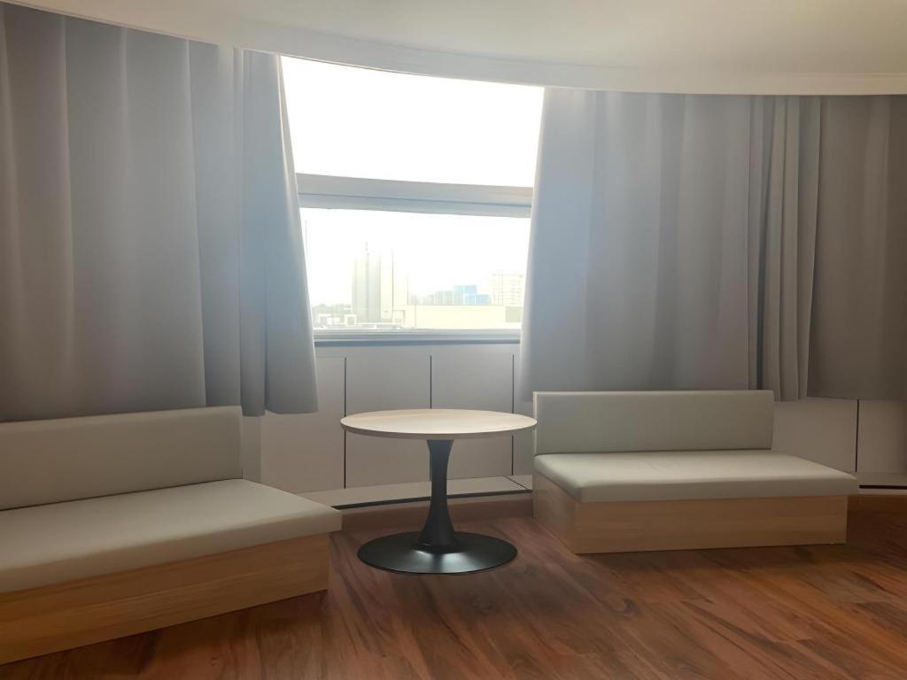 Greentree Hongqiao Hub Convention Center Jinghua Road Shell