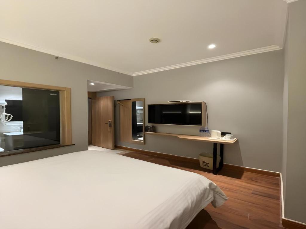 Greentree Hongqiao Hub Convention Center Jinghua Road Shell Hotel